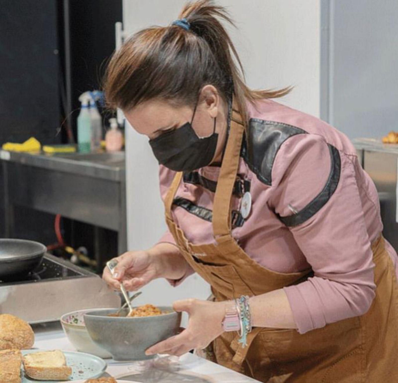 Beatriz Alcalá, durante la elaboración de su bocadillo especial de lomo de cerdo.  