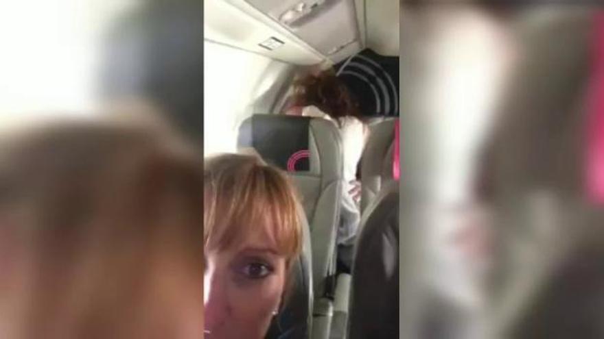 Pillados mientras practicaban sexo en un avión