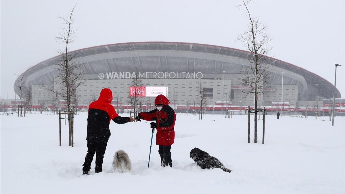 Los exteriores del Wanda Metropolitano, cubiertos de nieve.