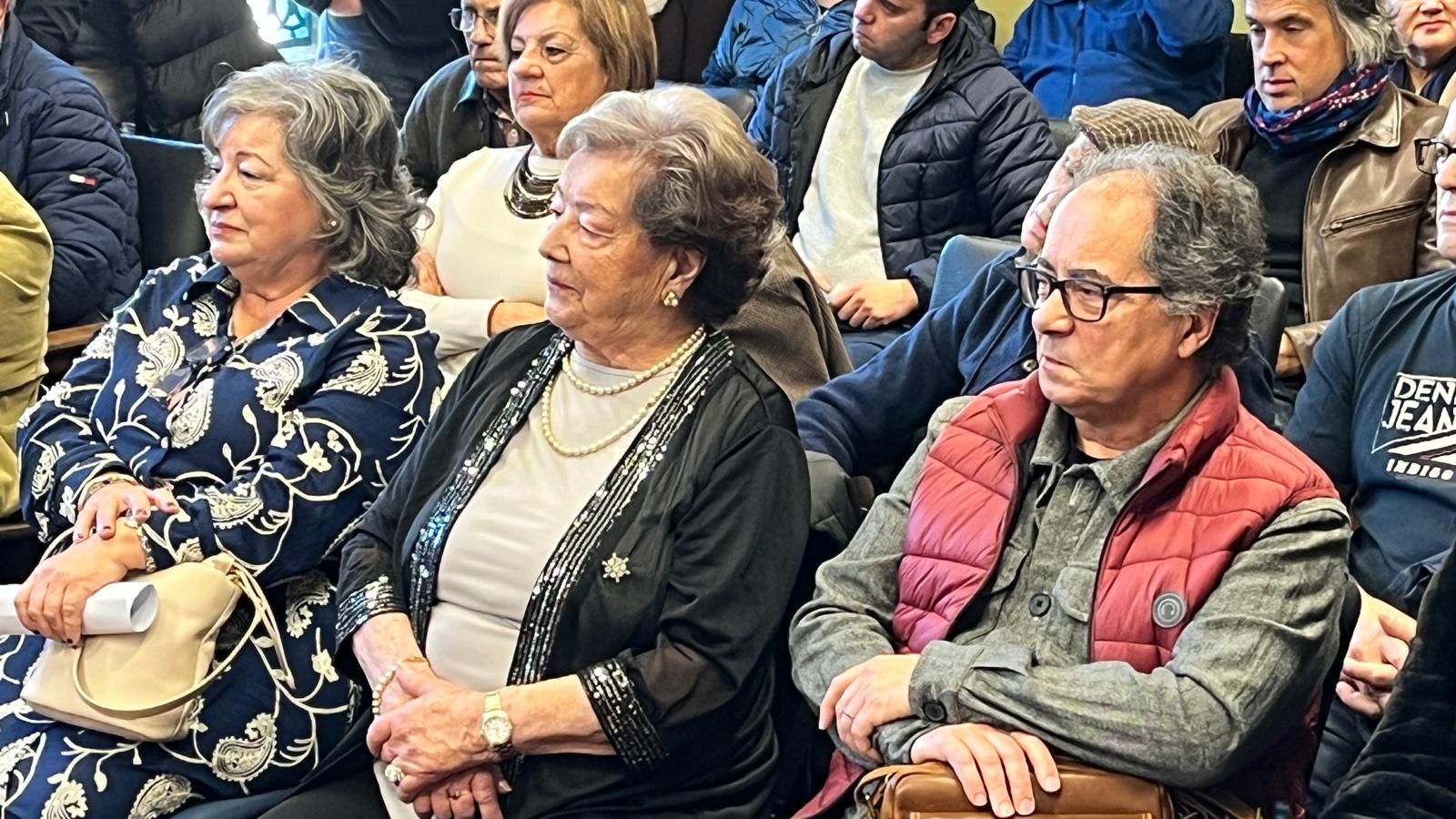 Maruxa, no centro, no pleno celebrado este domingo en Rianxo.