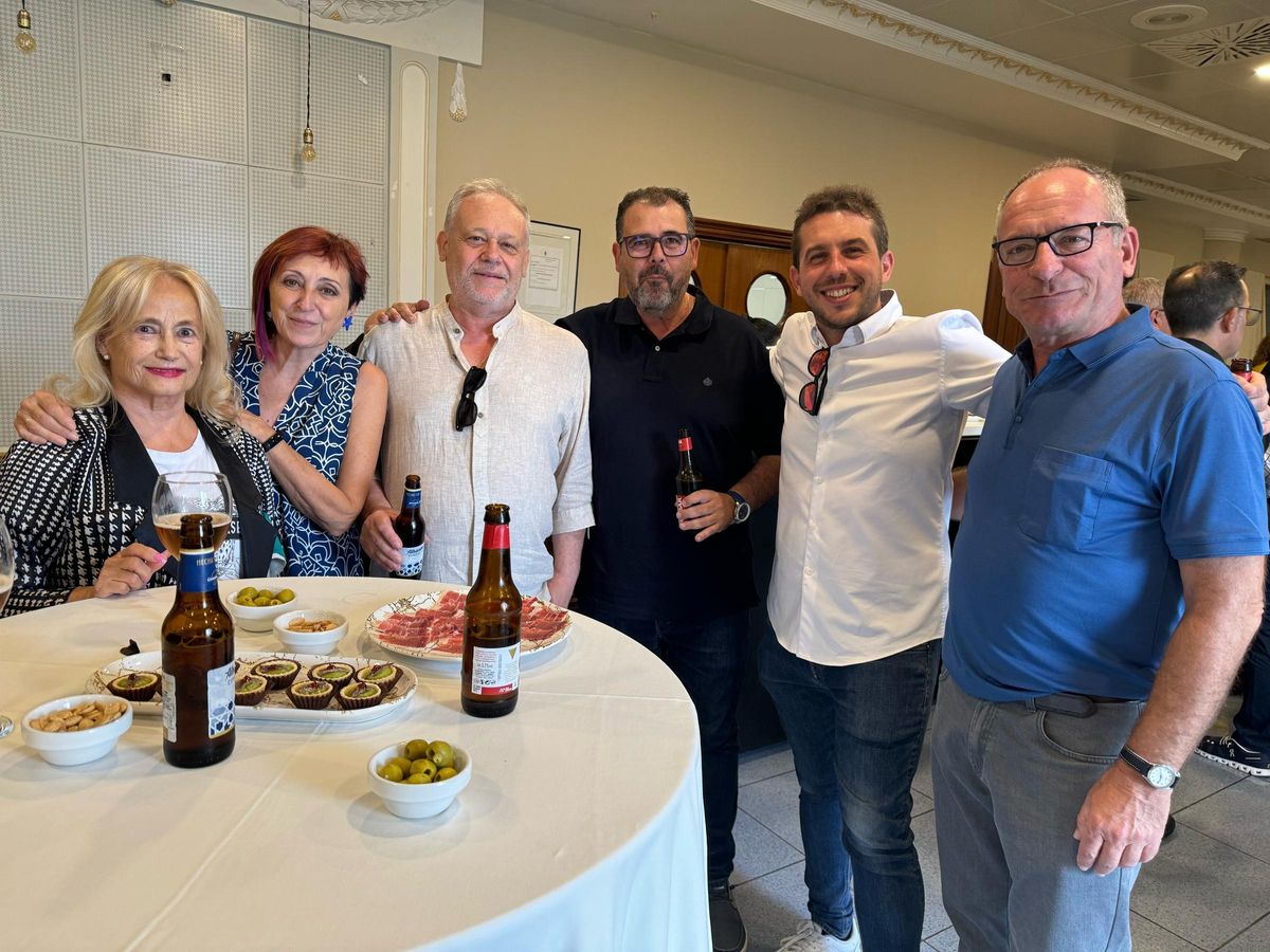 La escritora Elia Barceló (segunda por la izq.) con Juan Vera y otros asistentes.