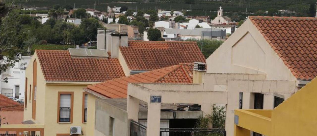 Viviendas en el nuevo casco de Gavarda en la actualidad, mientras que al fondo puede apreciarse la iglesia del pueblo viejo. | VICENT M. PASTOR