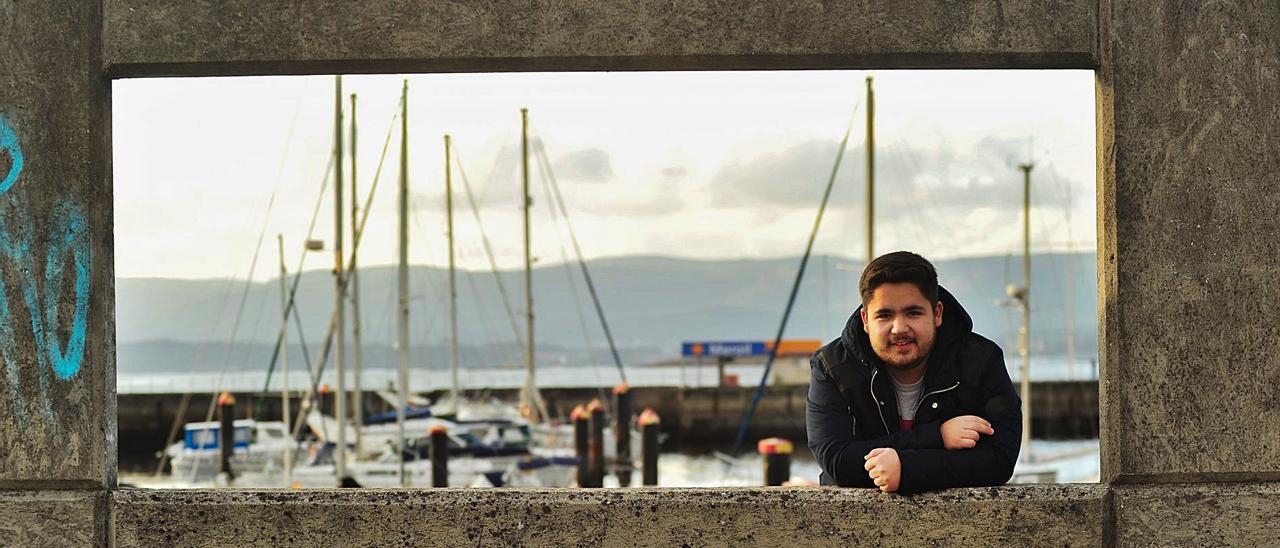 El joven vilagarciano, estudiante de Magisterio de la Universidad de Vigo, ayer, en el puerto de Vilagarcía. |  // I. ABELLA