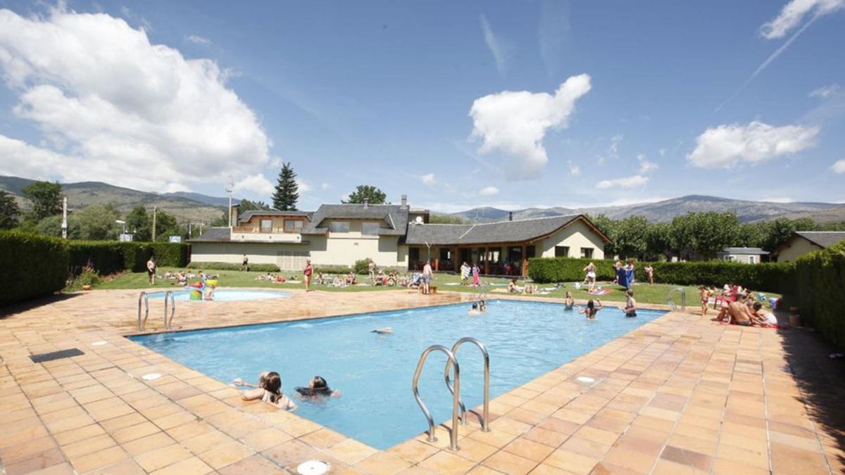 Famílies al càmping Pirineus, situat al terme de Guils de Cerdanya, es refresquen a la piscina en un dia assolellat d’estiu  | AHATC