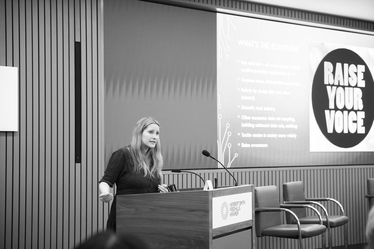 La investigadora Laura Bates,, en una conferencia.