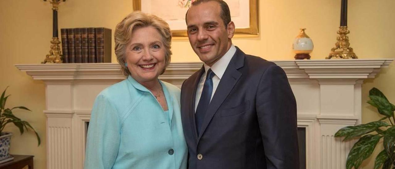 Juan Verde, con la candidata presidencial demócrata, Hillary Clinton.