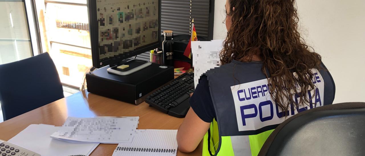 Una policía de Orihuela investiga una web.