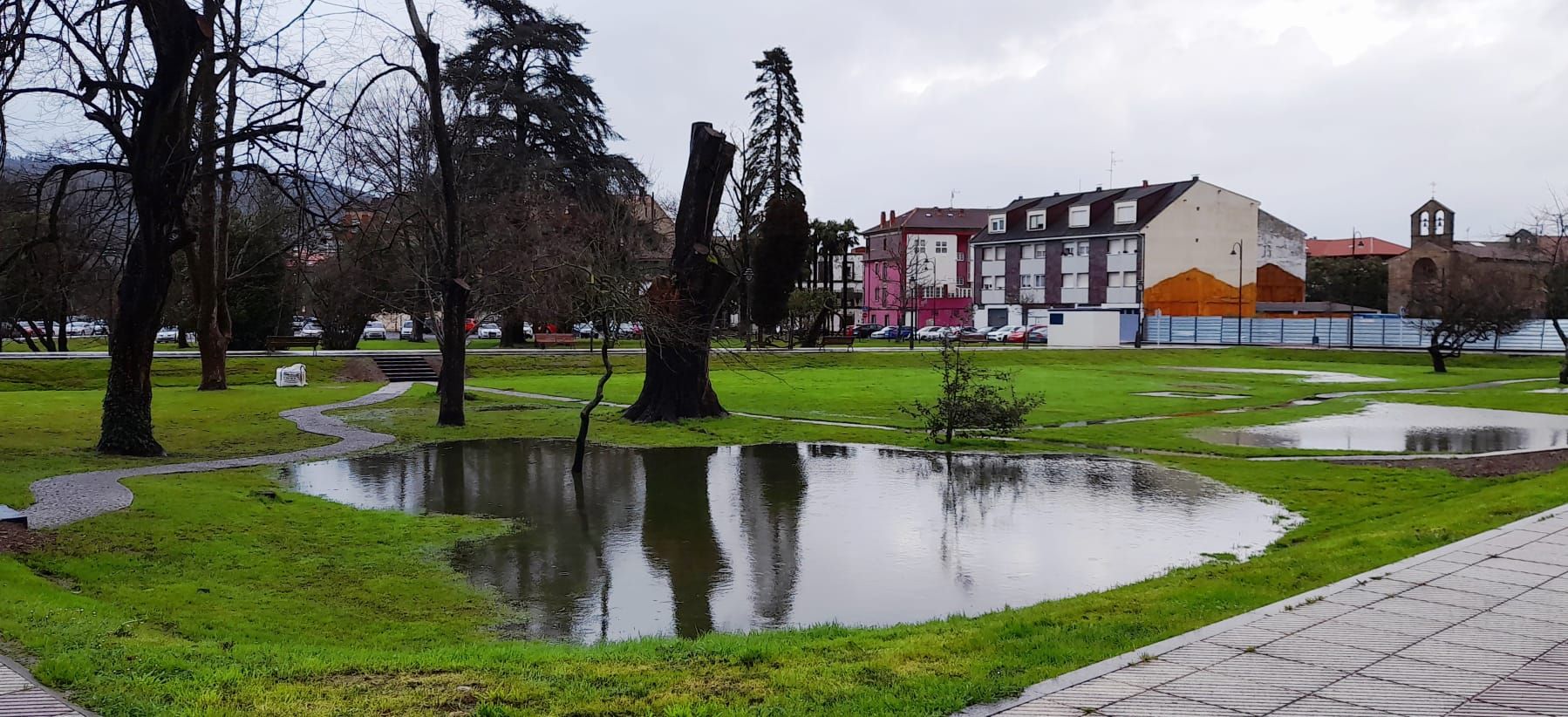 EN IMÁGENES: El temporal en Asturias deja las primeras inundaciones por las lluvias, incidencias en los trenes y vuelos suspendidos