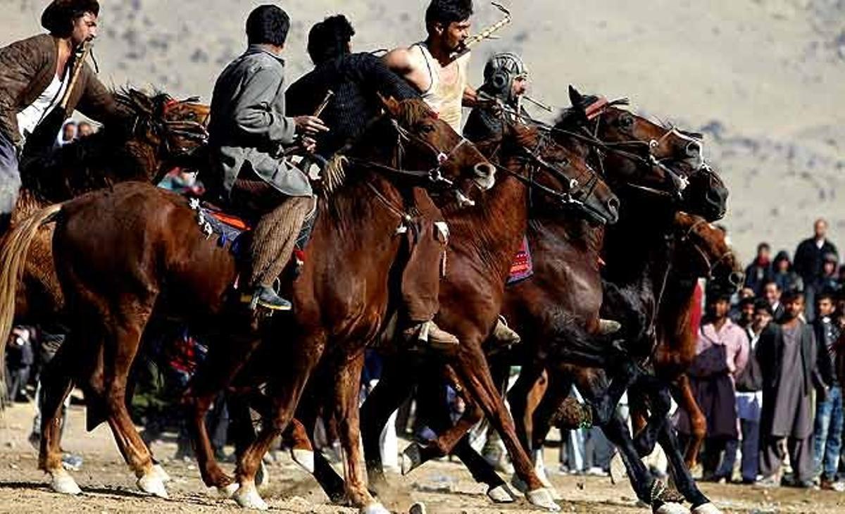 Genets afganesos competeixen en un joc anomenat buzkashi a Kabul (Afganistan). L’esport nacional afganès es juga entre dos equips de genets que competeixen per agafar una vaca, una cabra o una ovella sense cap i tirar-la a un cercle de puntuació.