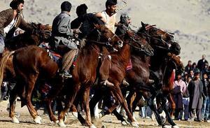 Genets afganesos competeixen en un joc anomenat buzkashi a Kabul (Afganistan). L’esport nacional afganès es juga entre dos equips de genets que competeixen per agafar una vaca, una cabra o una ovella sense cap i tirar-la a un cercle de puntuació.