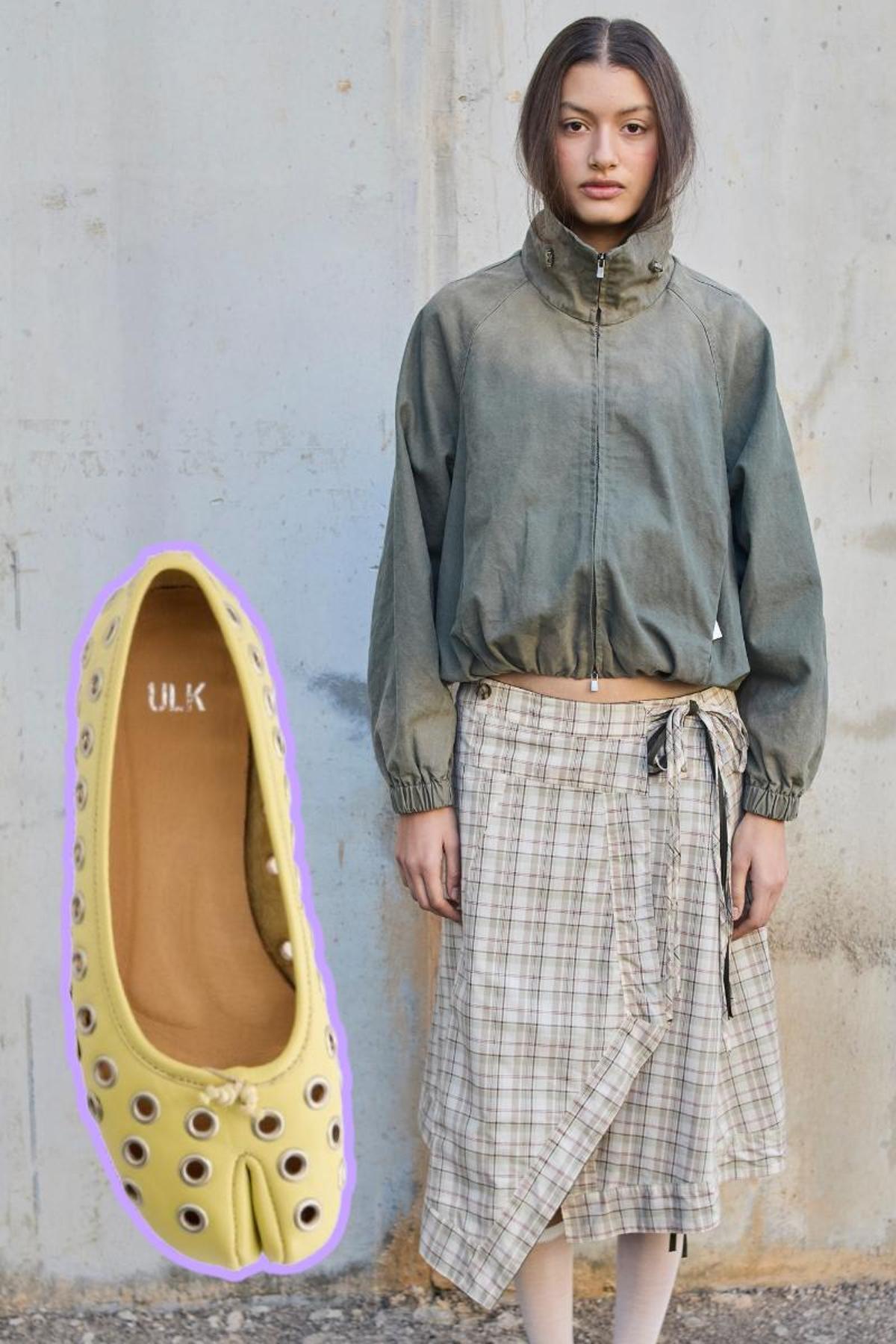 Look con falda a cuadros y bailarinas tabi