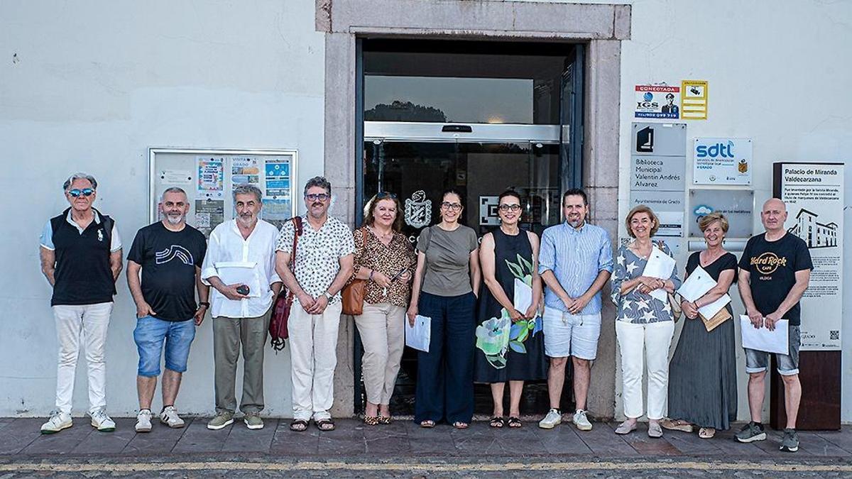 El jurado del certamen, ante la Casa de Cultura de Grado.