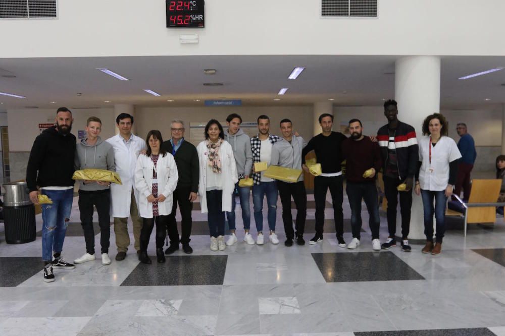 El Atlético Baleares visita la planta infantil del Hospital Son Llàtzer