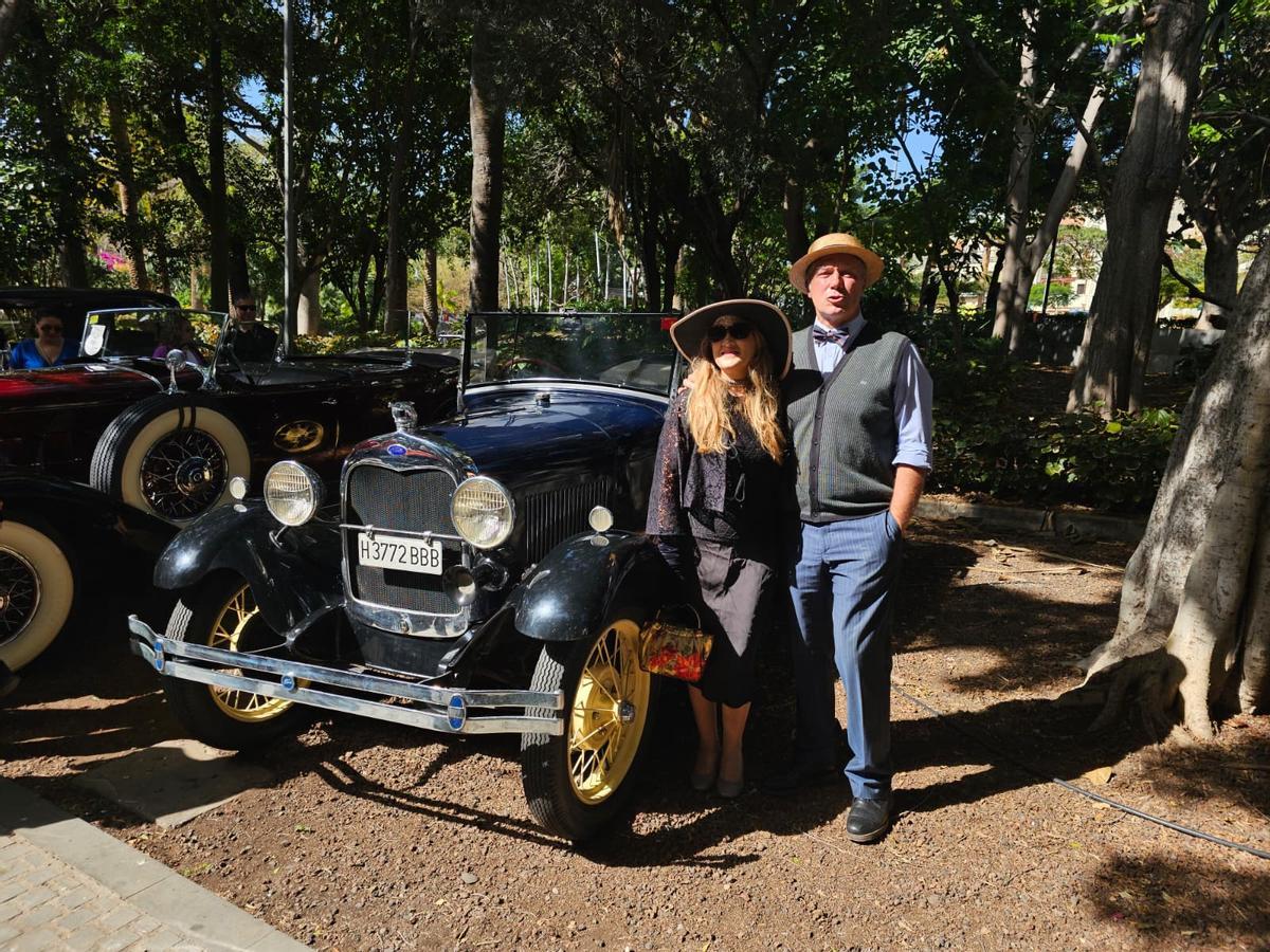 Así han paseado por Santa Cruz los coches antiguos y engalanados