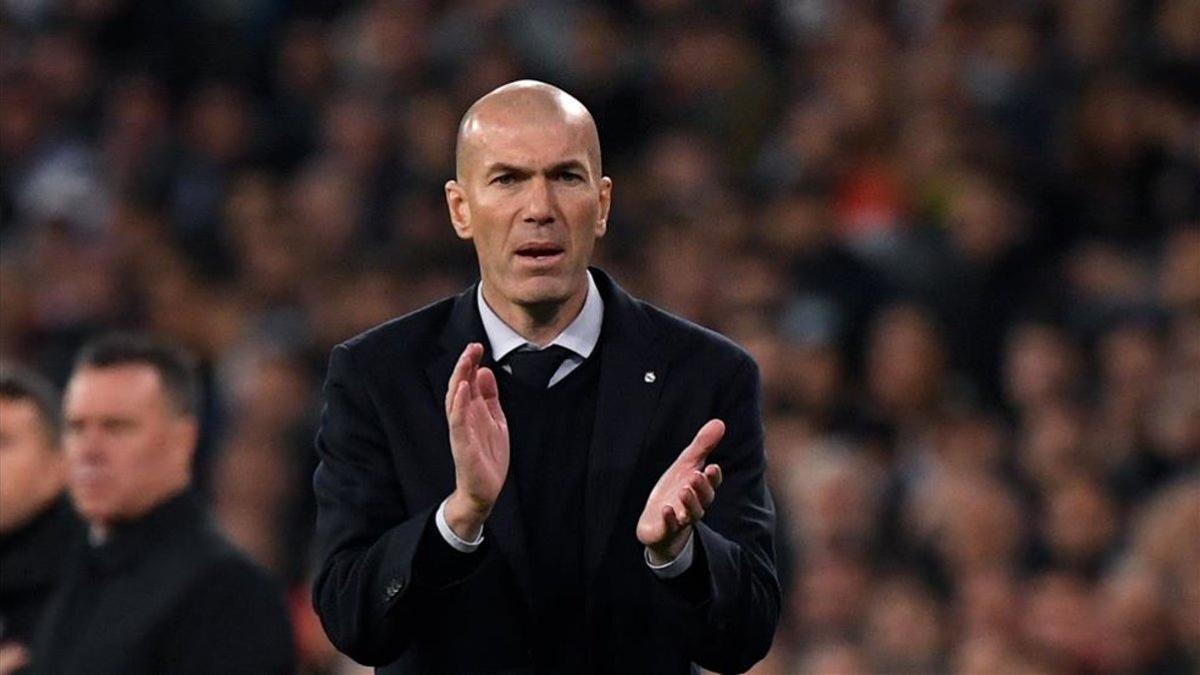 Zidane, aplaudiendo a los suyos