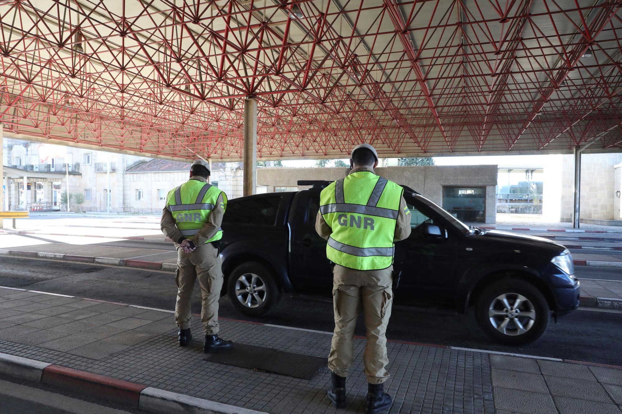 Agentes de la Guardia Nacional Republicana (GNR), equivalente portugués de la Guardia Civil, controla la entrada de vehículos en Portugal en la frontera entre Vilar Formoso y Fuentes de Oñoro.