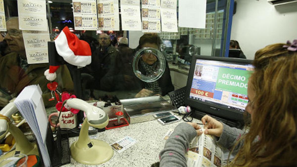 Gente comprando décimos para el Niño en la administración Valdés, de Barcelona.