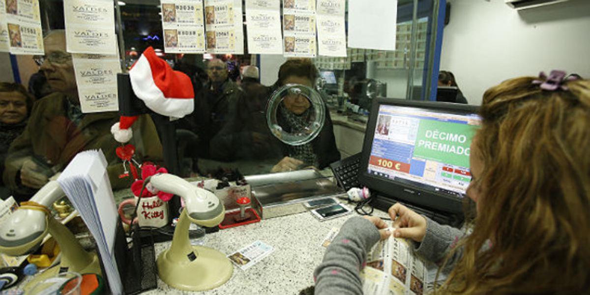 Gent comprant dècims per al Nen a l’administració Valdés, de Barcelona.