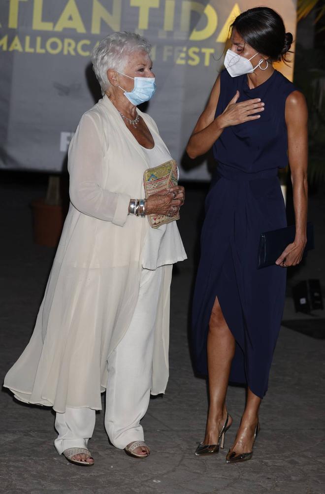 La reina Letizia conversa con Judi Dench en el Atlántida Mallorca Film Fest 2021