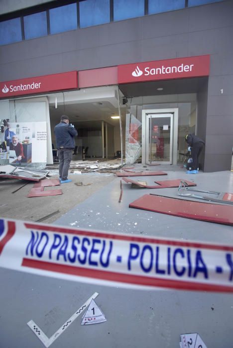 Els Mossos investiguen l''encastament que ha causat moltes destrosses al banc