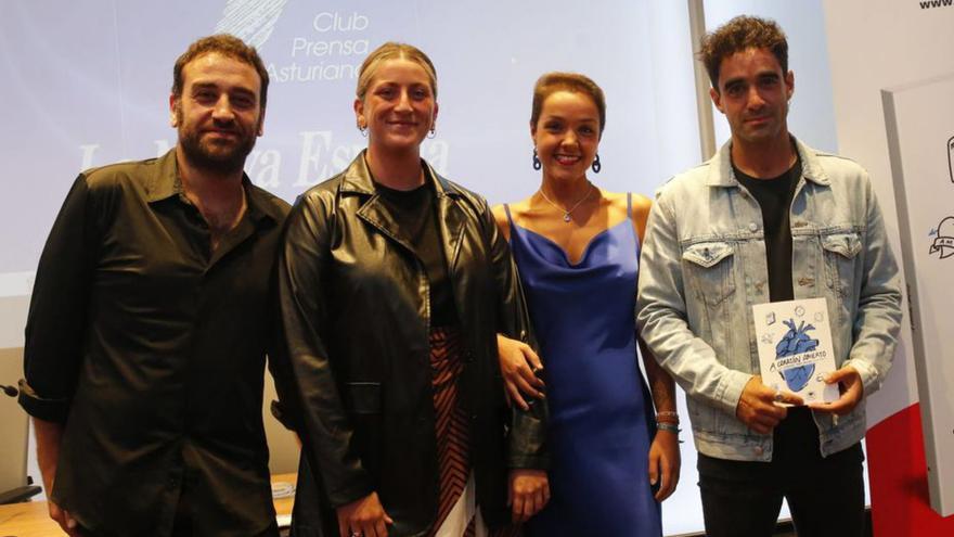 Por la izquierda, Pablo Valdés, Sandra Solares, Keni Avello y Alejandro  Avello, ayer, en el Club Prensa Asturiana. | David Cabo