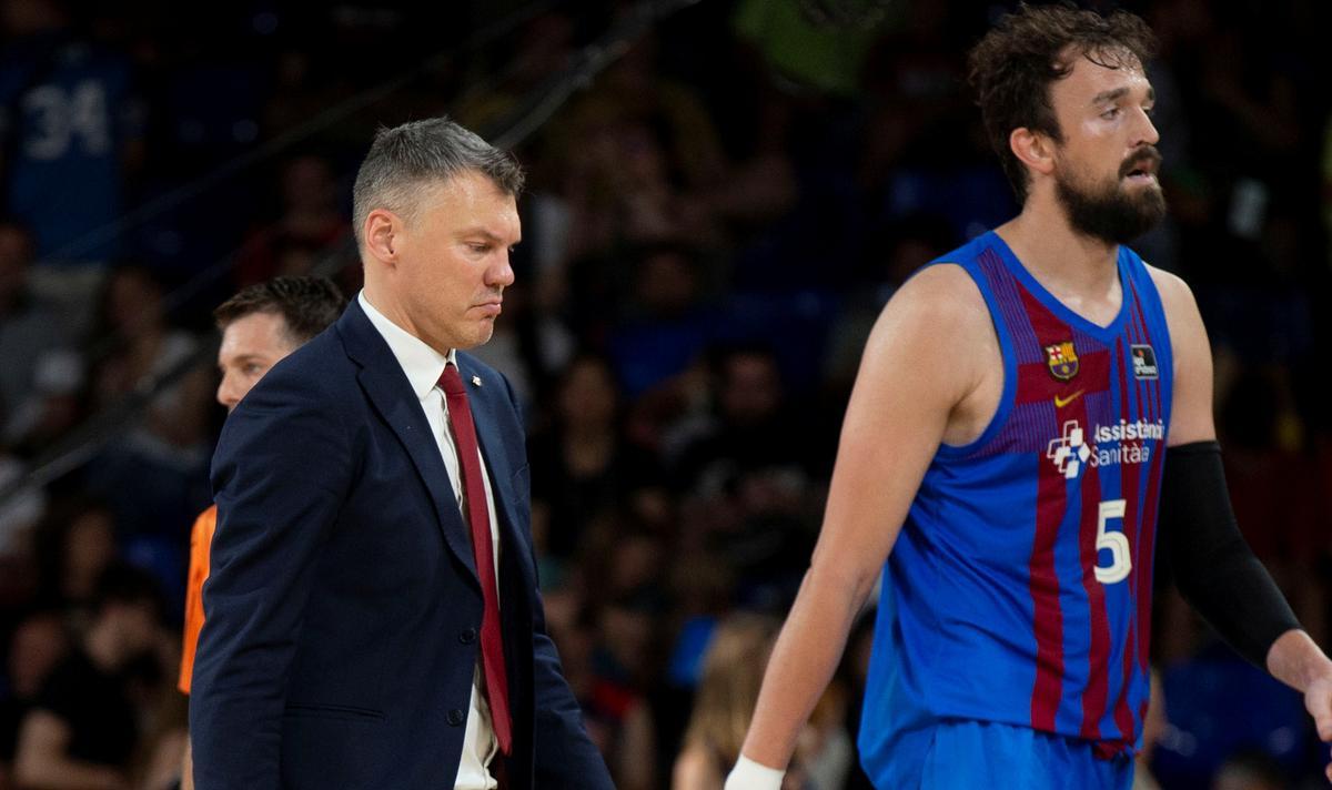 Saras abandona el partido con cara de preocupación