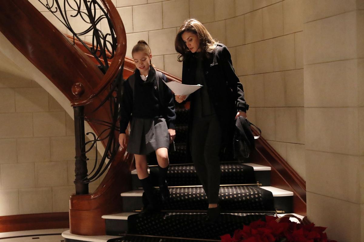 Doña Letizia con Leonor camino del colegio