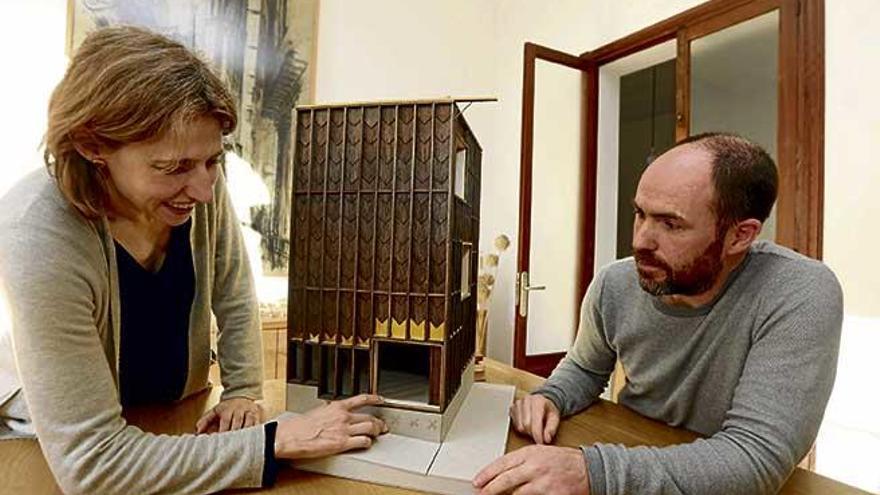 Irene Pérez y Jaume Mayol, junto a la maqueta de la escuela de Orsonnes que fue inaugurada el pasado verano.