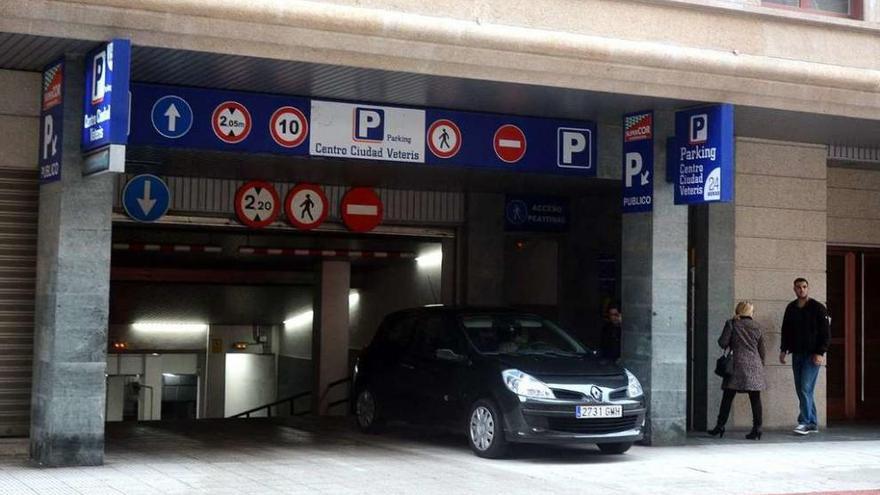 Acceso al parking de Veteris, en la calle Antón Fraguas. // R. Vázquez
