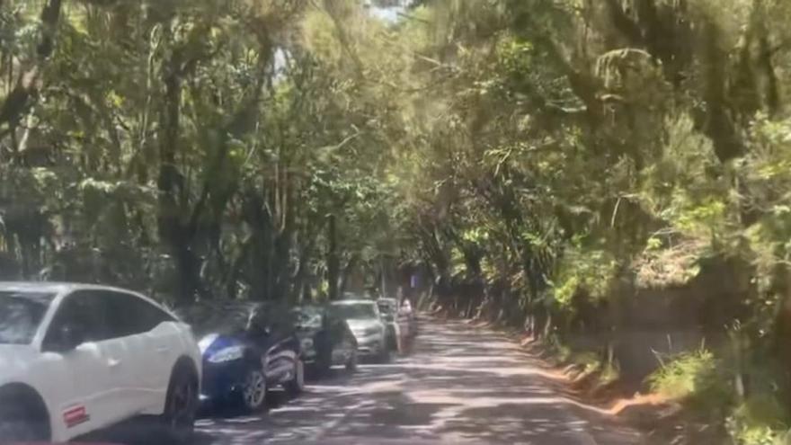 Hundreds of poorly parked vehicles block Anaga Expressway