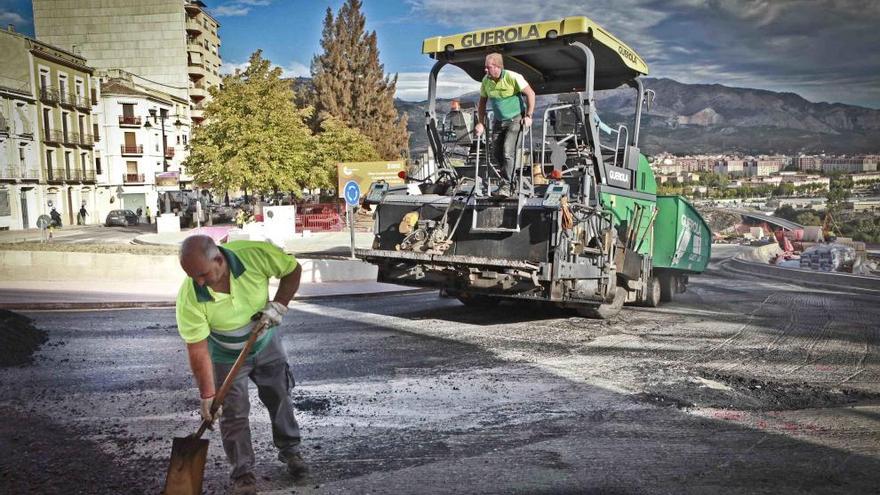 Imagen de los trabajos de esfaltado que se desarrollan desde esta mañana.