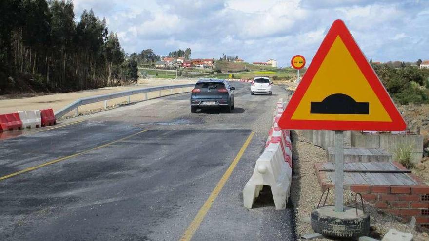 Dos coches circulan por una de las partes del vial que está en peor estado.