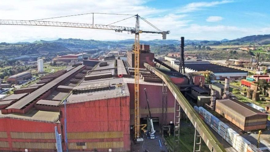 Obras del horno híbrido de arco eléctrico de la acería de Gijón.