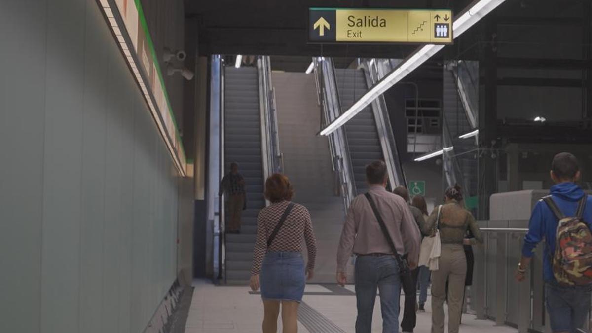 Usuarios del metro de Málaga en la estación de Guadalmedina este martes.