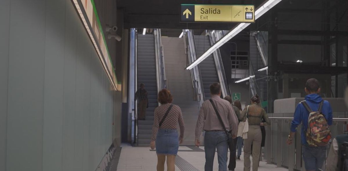 Usuarios del metro de Málaga en la estación de Guadalmedina este martes.