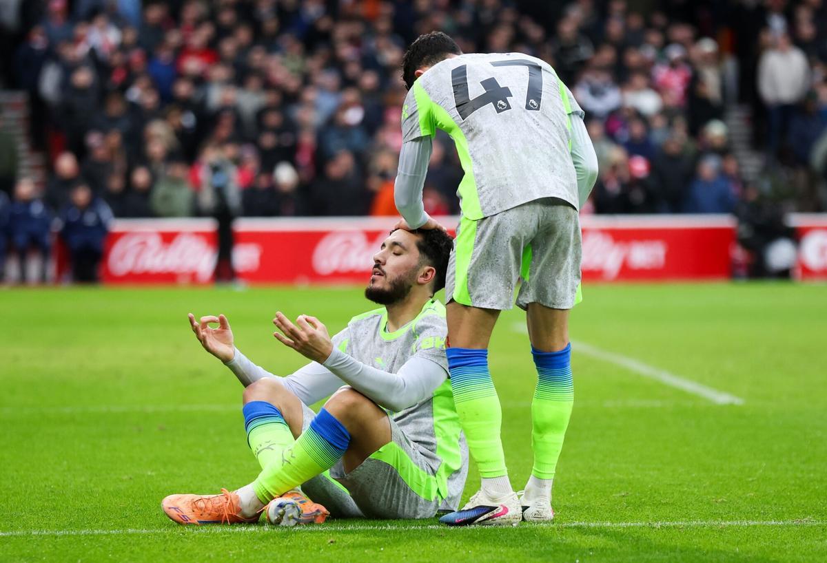 Rayan Cherki celebra el 1-2, agasajado por Phil Foden.