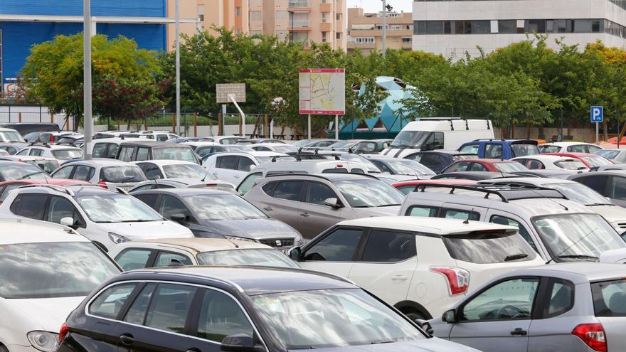 Automóviles aparcados en el ‘parking’ de los multicines. | VICENT MARÍ