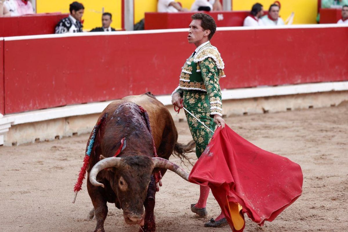 Ginés Marín en el primer toro de la tarde