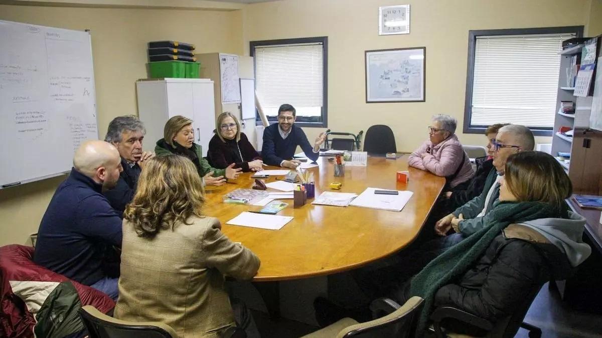 Los poulares durante una reunión con representantes vecinales.