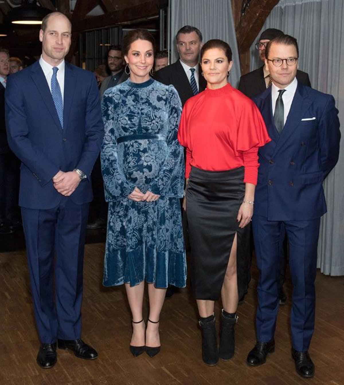 Kate Middleton con vestido azul de terciopelo de Erdem junto a Victoria de Suecia, el príncipe Daniel y el príncipe Guillermo