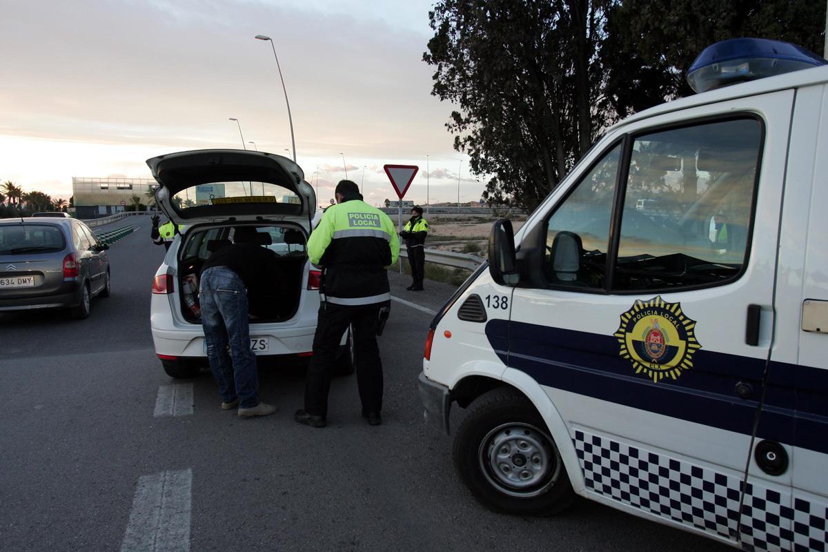 Control de un vehículo de transporte de pasajeros cerca del aeropuerto por parte de la Policía Local de Elche