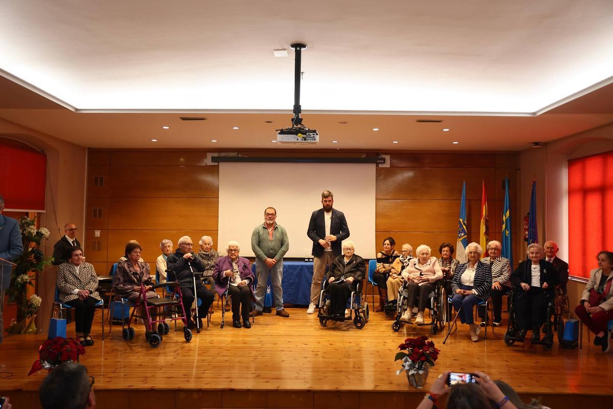 Los homenajeados, en el escenario de las Escuelas Dorado de Sama de Langreo.