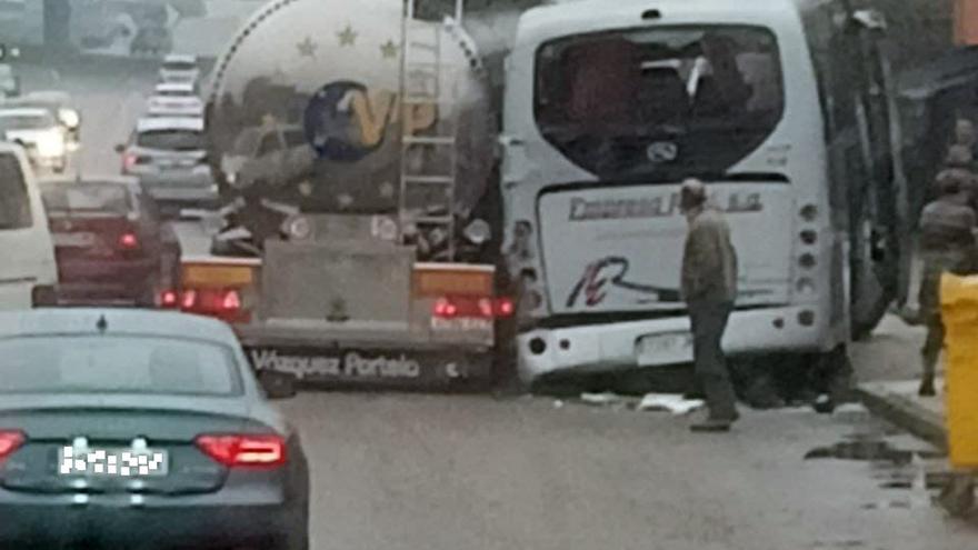 Un camión cisterna se estrella contra un autobús escolar en Porriño