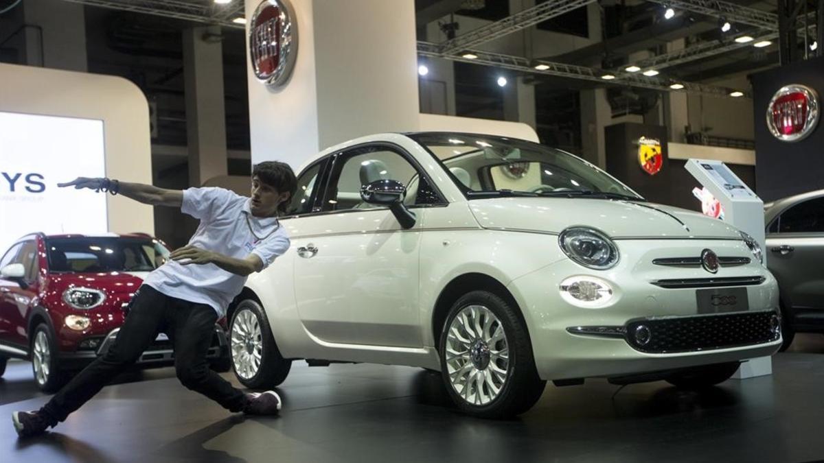 El bailarin Samuel Marti realiza una 'performance' durante la presentacion del modelo 60º aniversario del Fiat 500, el año pasado, en Barcelona.