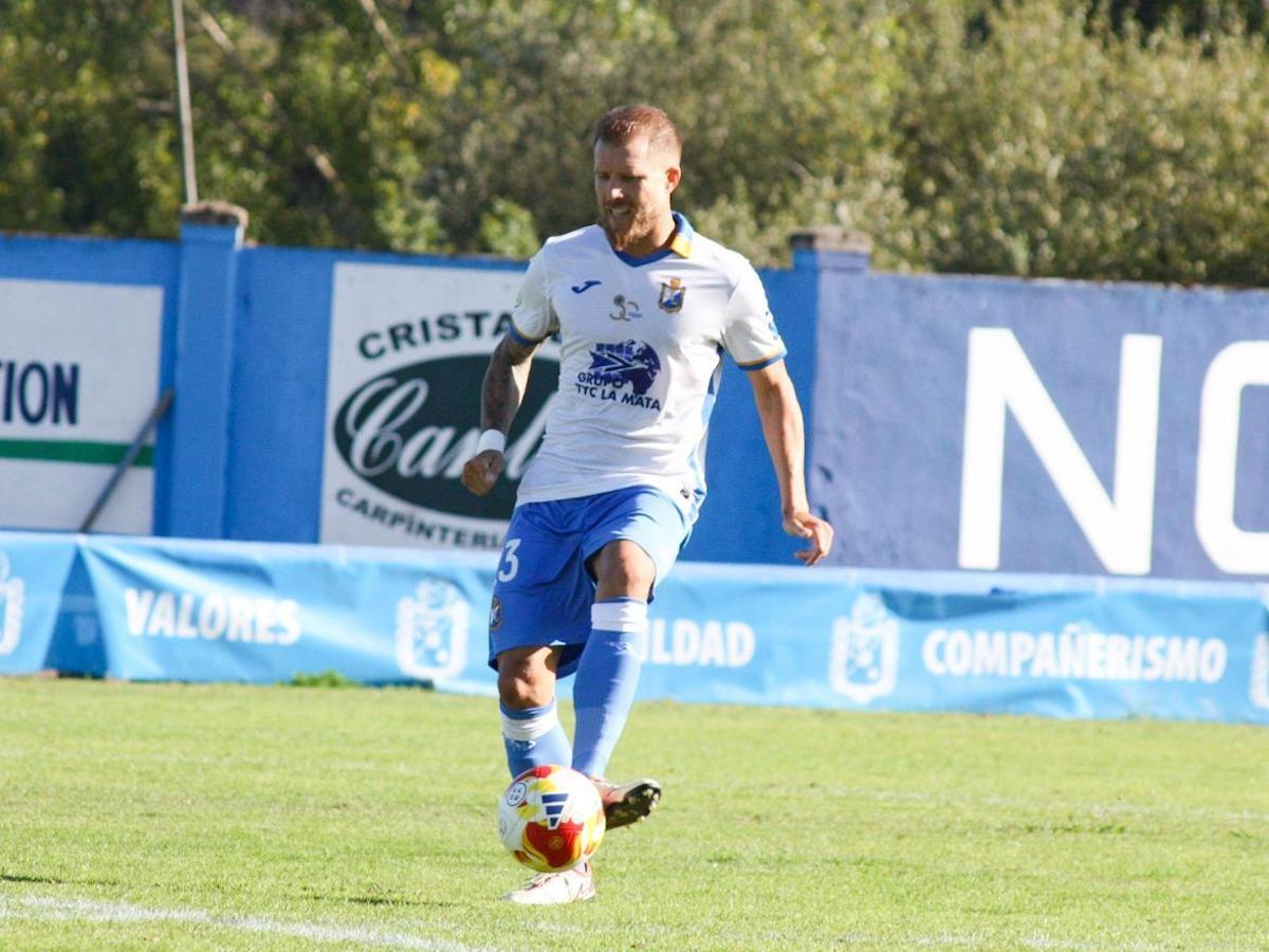 Morcillo golpea el balón en un partido del Mosconia