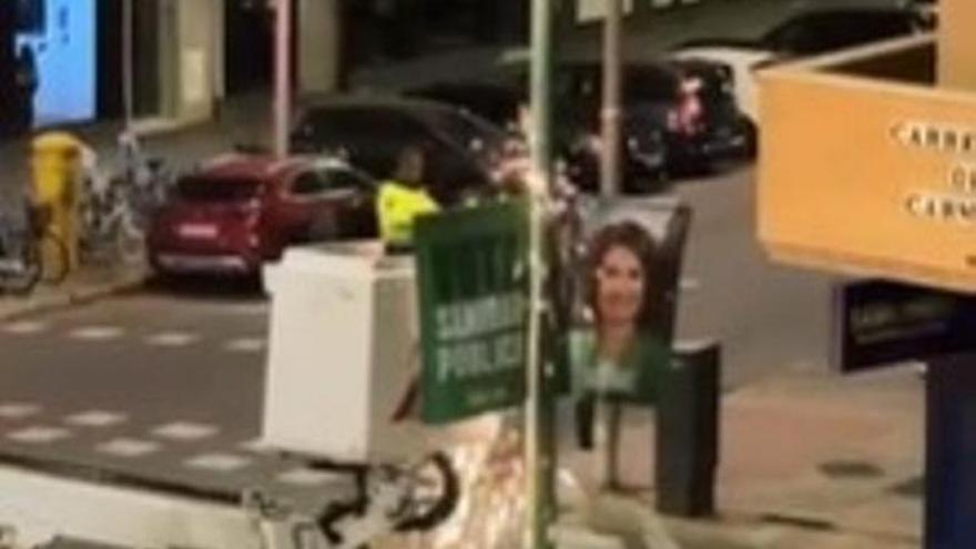 Carteles del PSOE retirados por operarios del Ayuntamiento de Sevilla