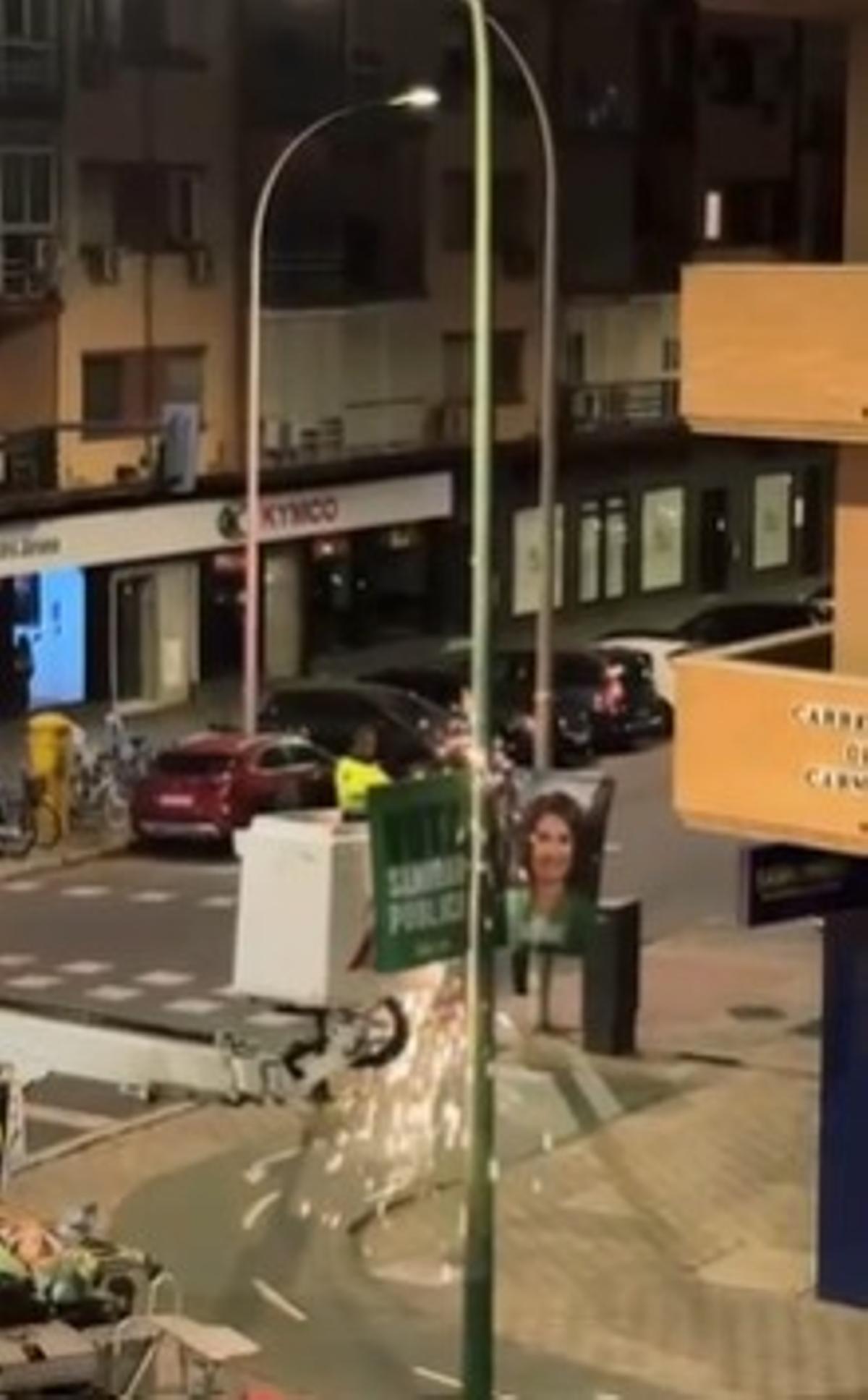Carteles del PSOE retirados por operarios del Ayuntamiento de Sevilla