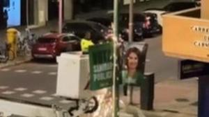Retirada de carteles en una calle de Sevilla