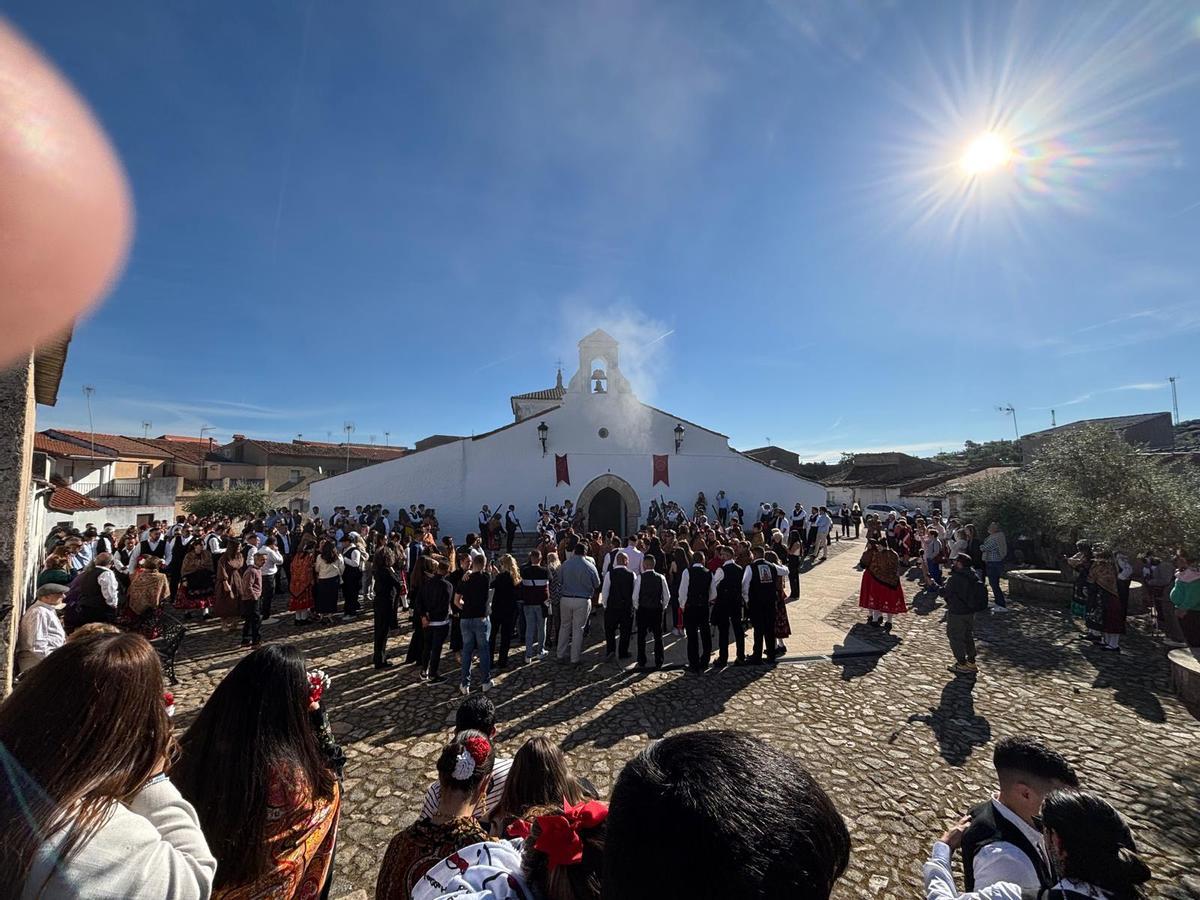FOTOGALERÍA | El municipio cacereño de Zarza la Mayor se vuelca con el Domingo de los Tiros