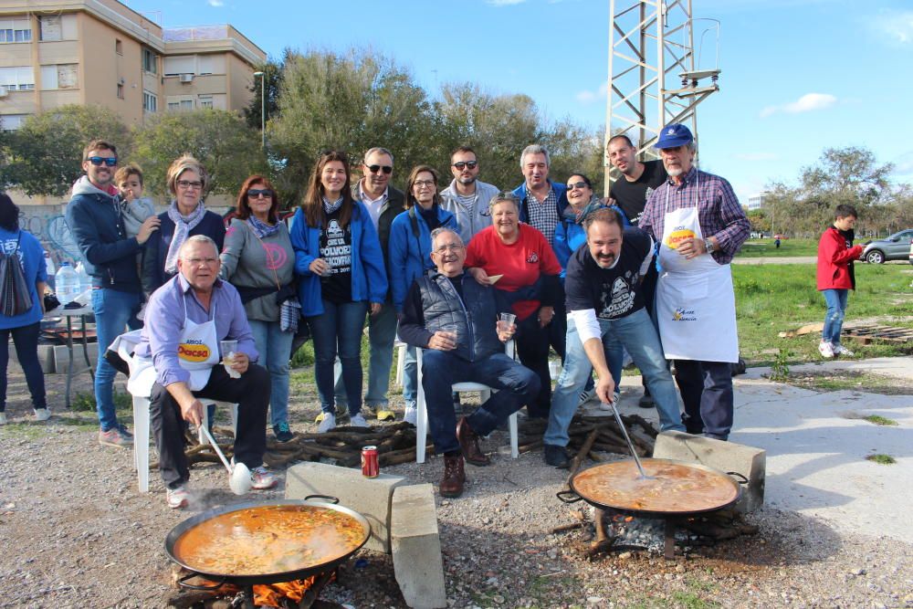 Siguiendo la costumbre, los cocineros de las comisiones se encargaron del cocinado, que degustaron los falleros en una jornada amenizada por los hinchables infantiles y música.